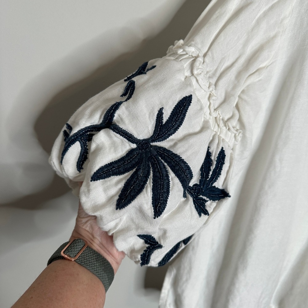 Chicos White Linen Blend‎ Embroidered Bell Sleeve V Neck Top Size 3 US XL - Picture 8 of 10